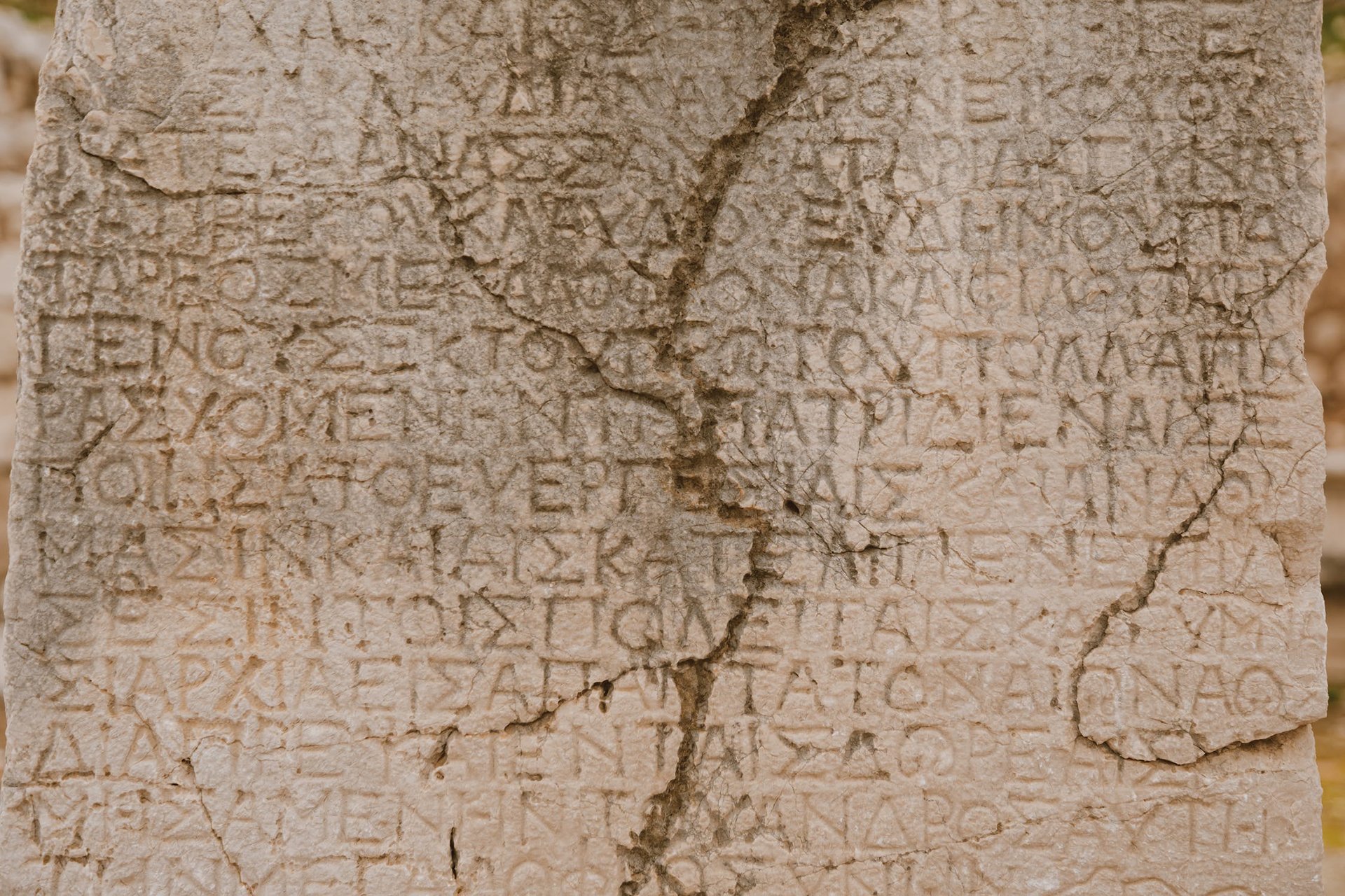 Beispiel für Lapidarschrift auf einer Steintafel